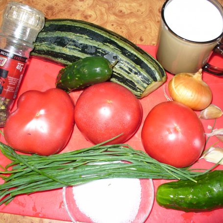 Krok 1 - Chłodnik  ziołowy w pomidorach foto