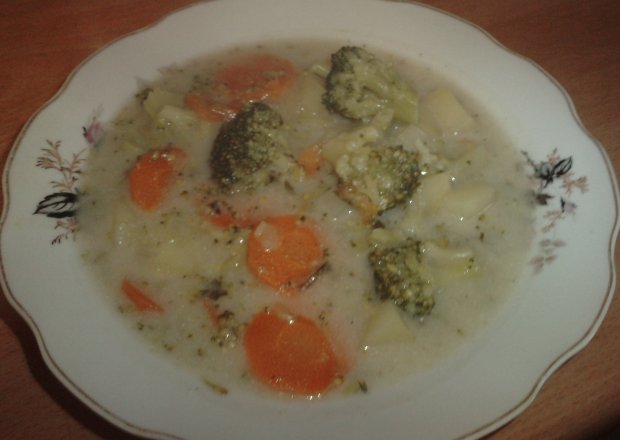 Fotografia przedstawiająca Chłopska kartoflanka z brokułem i serem