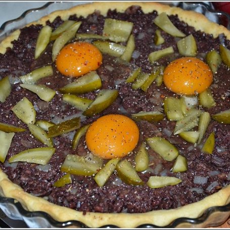 Krok 3 - CHŁOPSKA TARTA Z KASZANKĄ, JAJKIEM I OGÓRKIEM foto