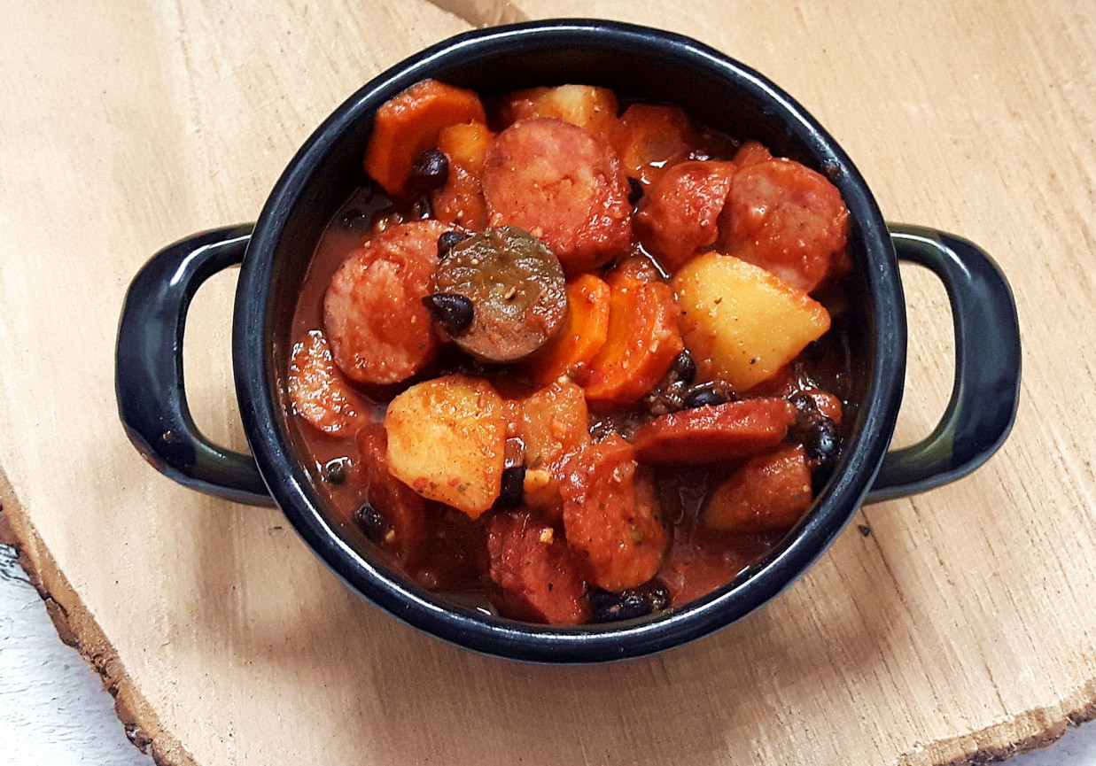 Chłopski garnuszek z czarną fasola i ziemniakami foto