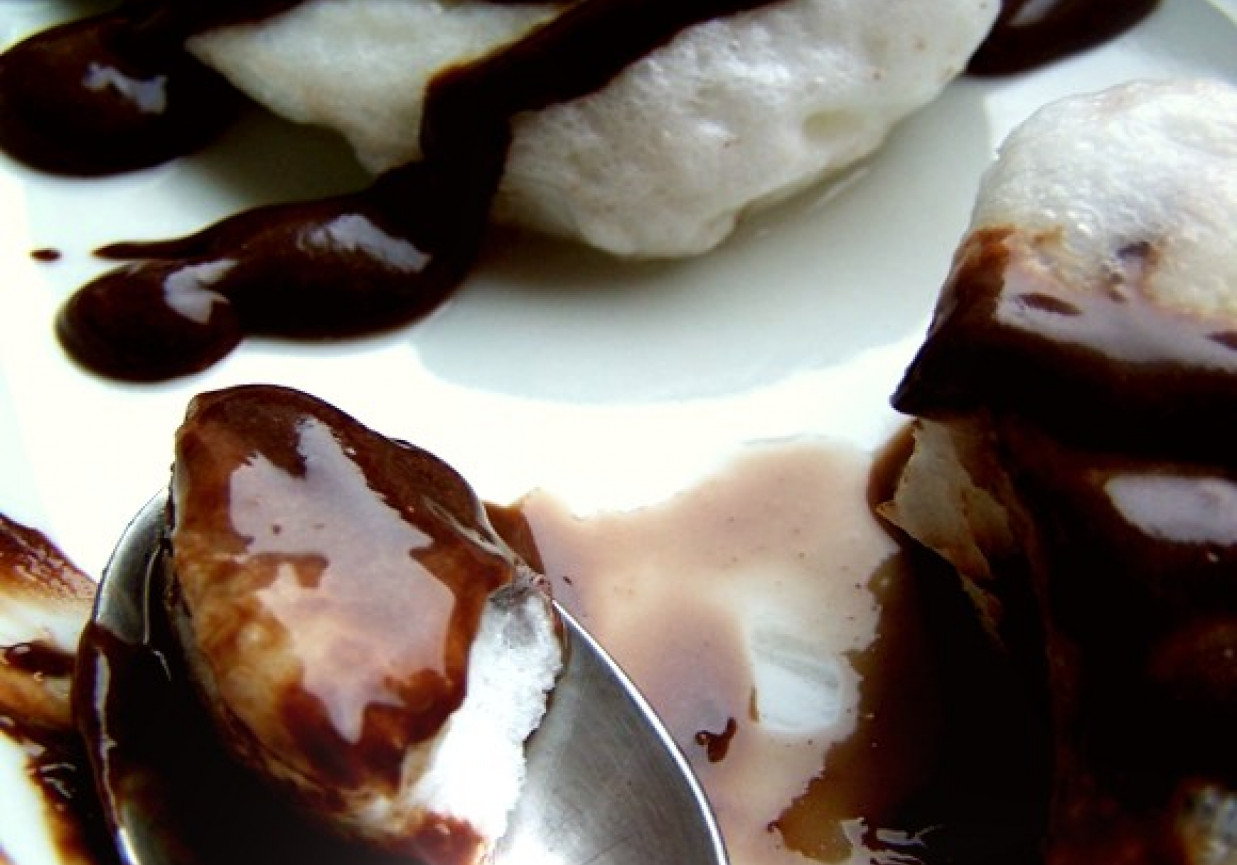 chmurki z białek i czekoladowym sosem DoradcaSmaku.pl