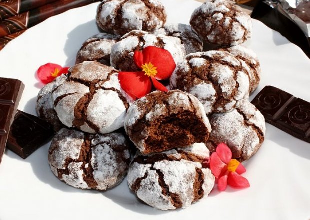 Fotografia przedstawiająca Chocolate Crinkles, czyli popękane ciasteczka czekoladowe