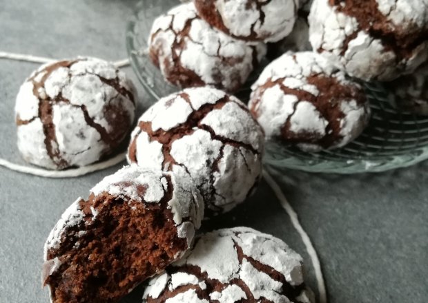 Fotografia przedstawiająca Chocolate crinkles popękane ciasteczka czekoladowe