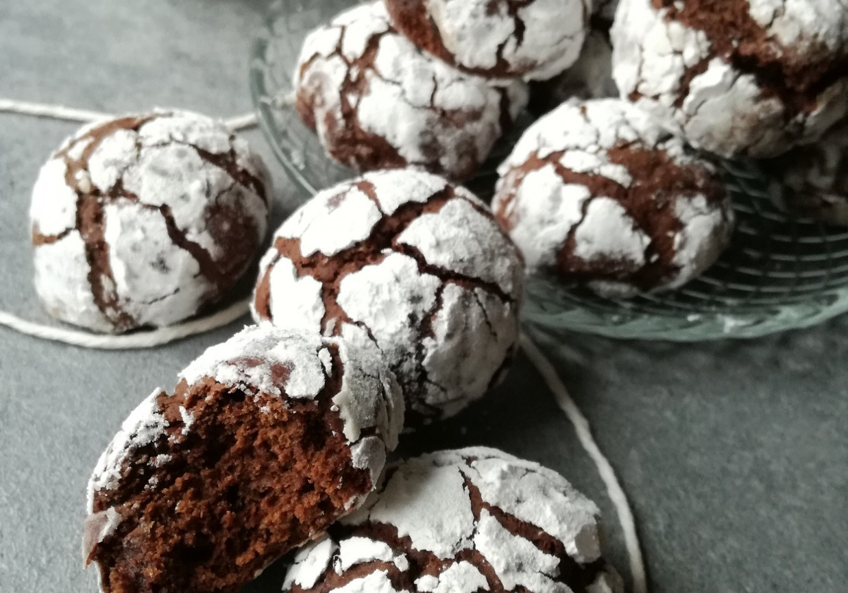 Chocolate crinkles popękane ciasteczka czekoladowe foto