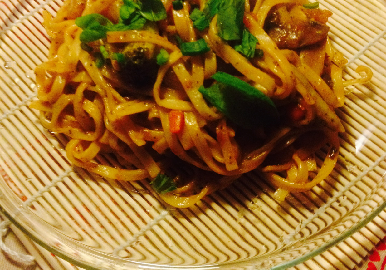Chow mein z krewetkami foto