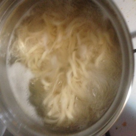 Krok 2 - Chow mein z krewetkami foto
