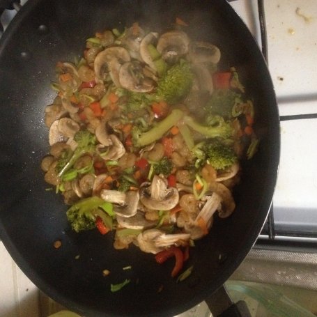 Krok 3 - Chow mein z krewetkami foto