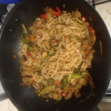 Krok 4 - Chow mein z krewetkami foto