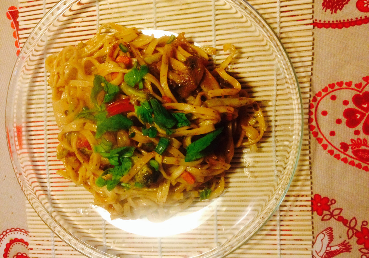 Chow mein z krewetkami foto