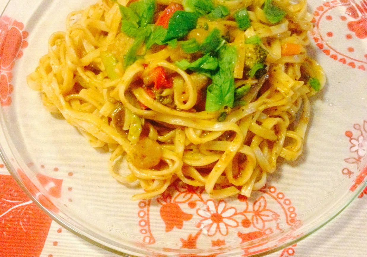 Chow mein z krewetkami foto