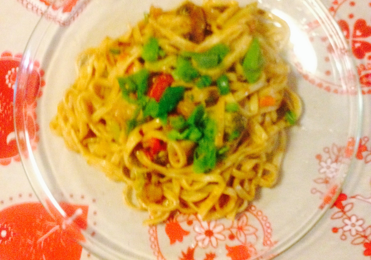 Chow mein z krewetkami foto