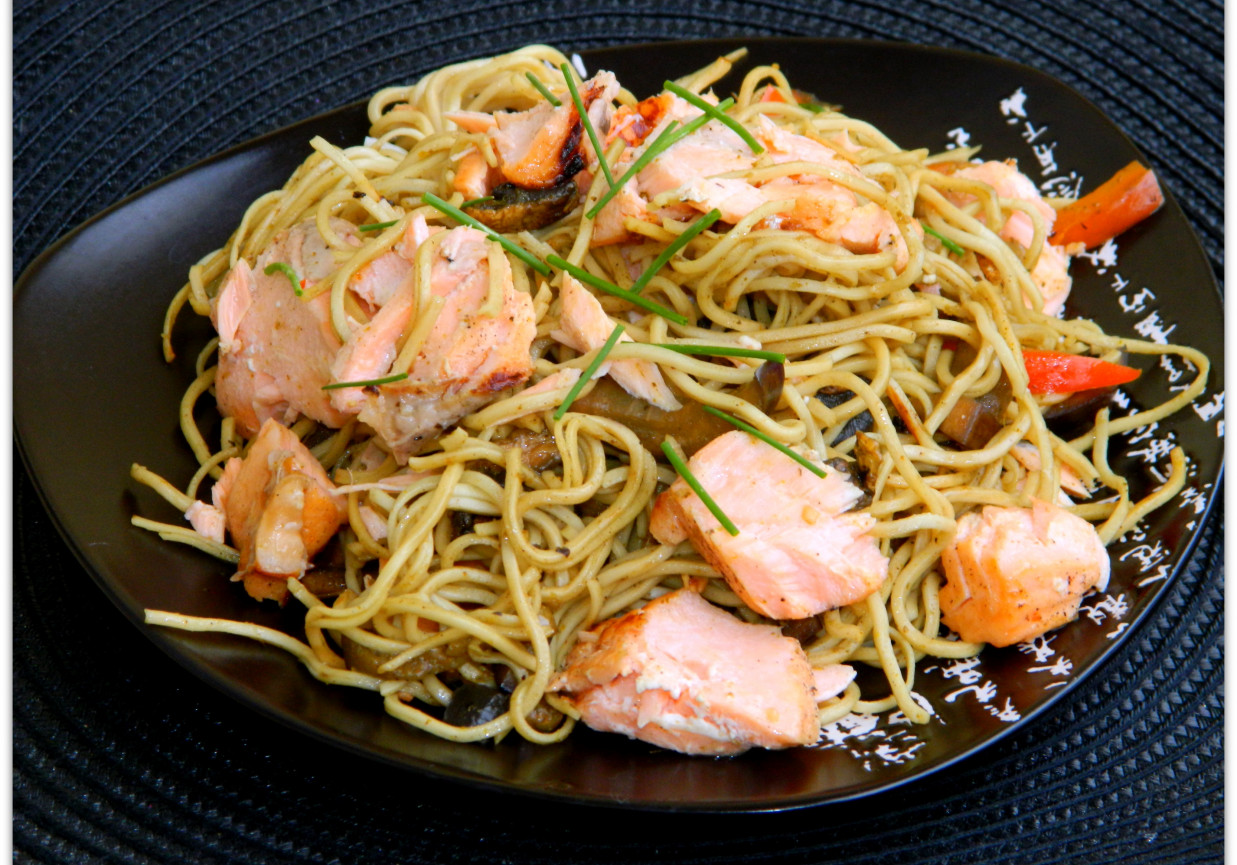 Chow mein z owocami morza i łososiem DoradcaSmaku.pl