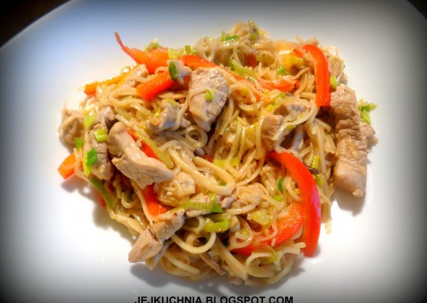 Fotografia przedstawiająca Chow mein z polędwiczką i warzywami