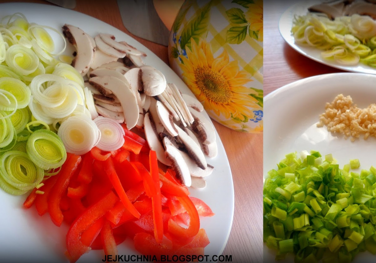 Chow mein z polędwiczką i warzywami foto