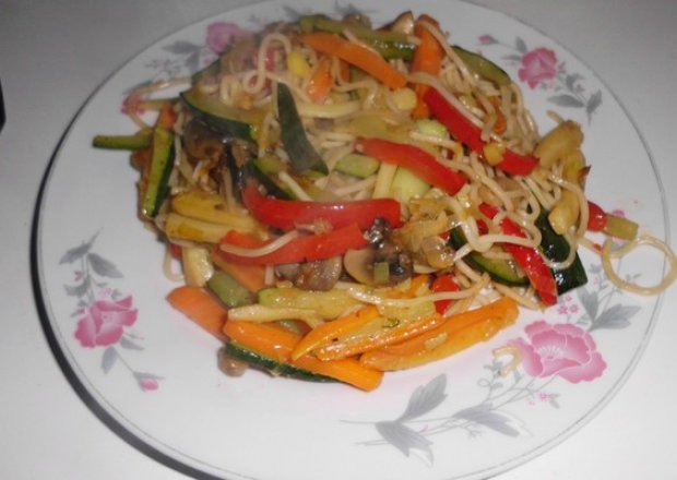 Fotografia przedstawiająca Chow mein z warzywami