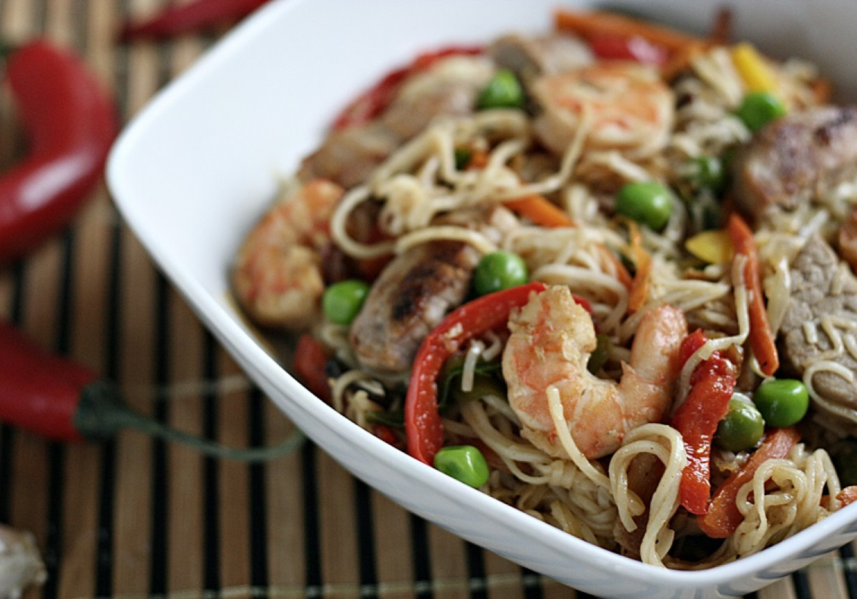 Chow Mein z wieprzowiną i krewetkami foto