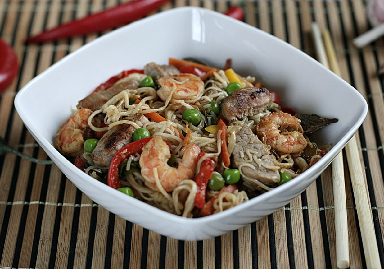 Chow Mein z wieprzowiną i krewetkami foto