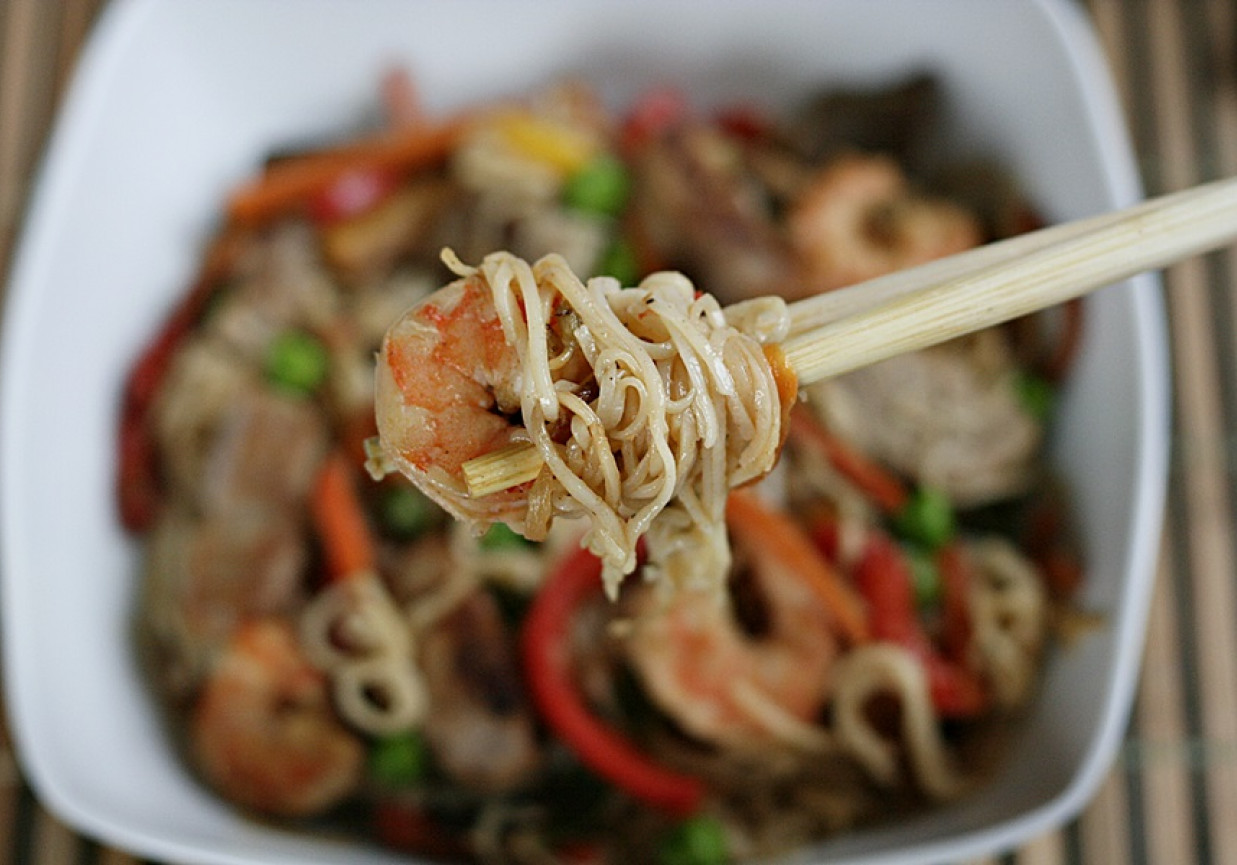 Chow Mein z wieprzowiną i krewetkami foto