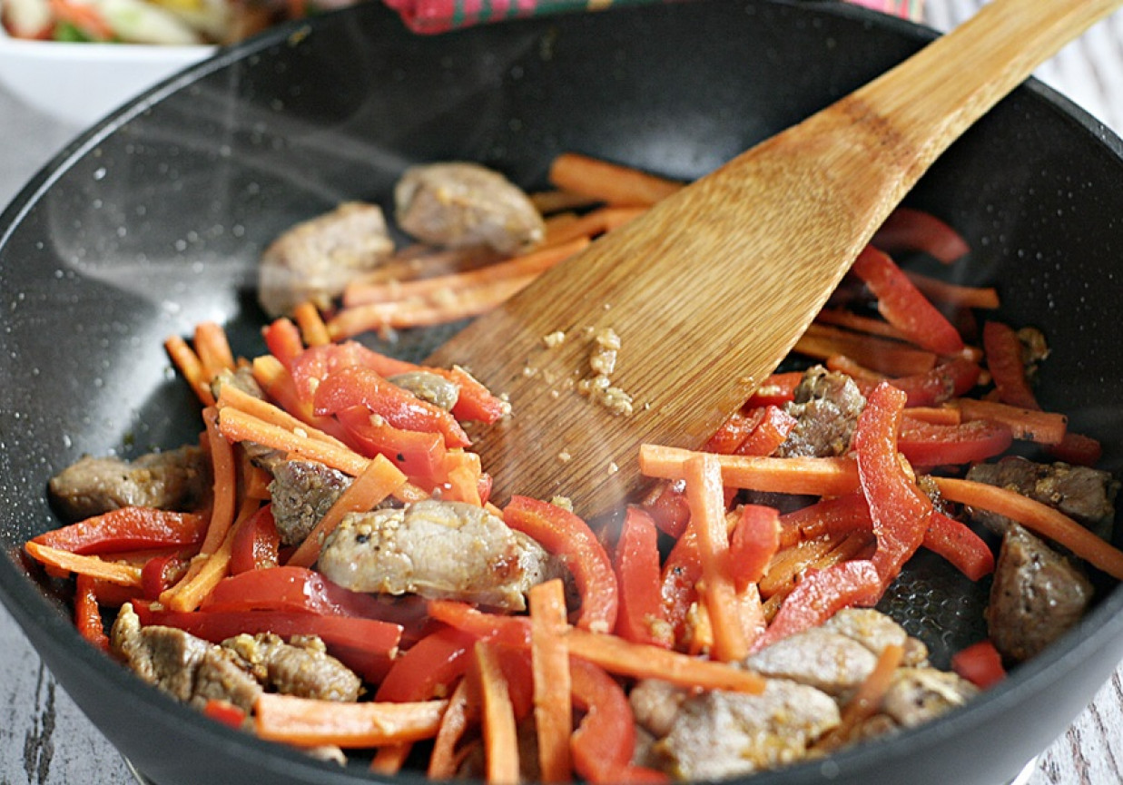 Chow Mein z wieprzowiną i krewetkami foto