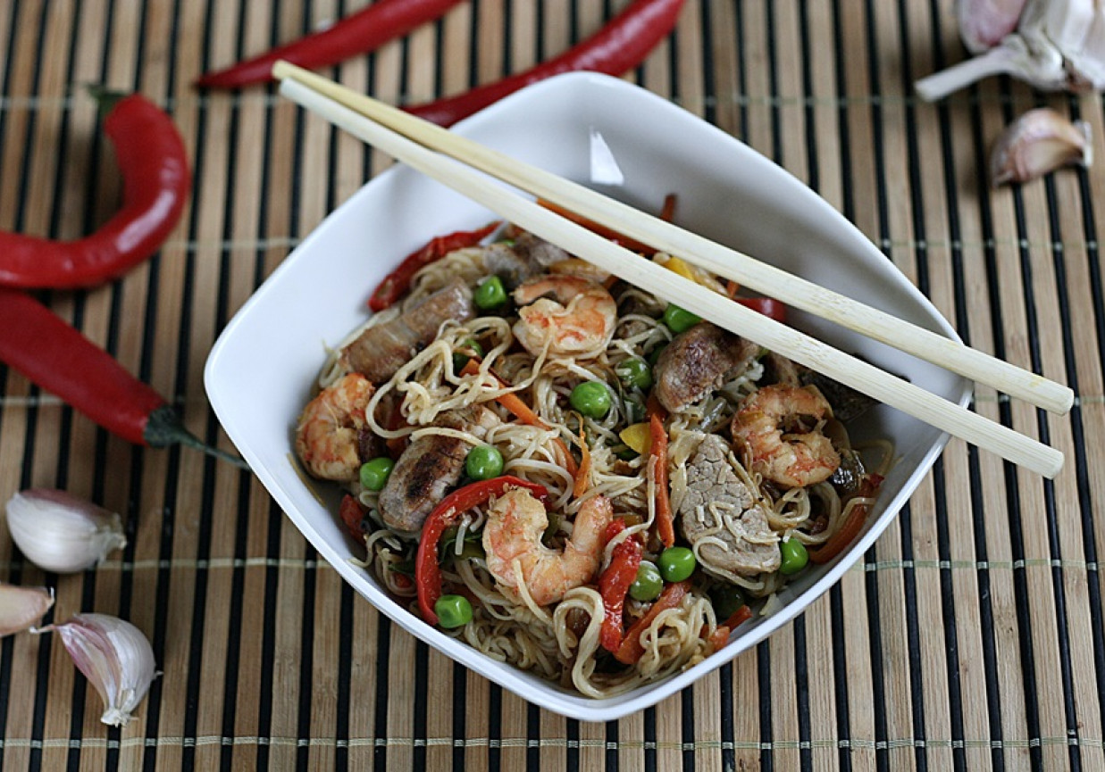 Chow Mein z wieprzowiną i krewetkami foto