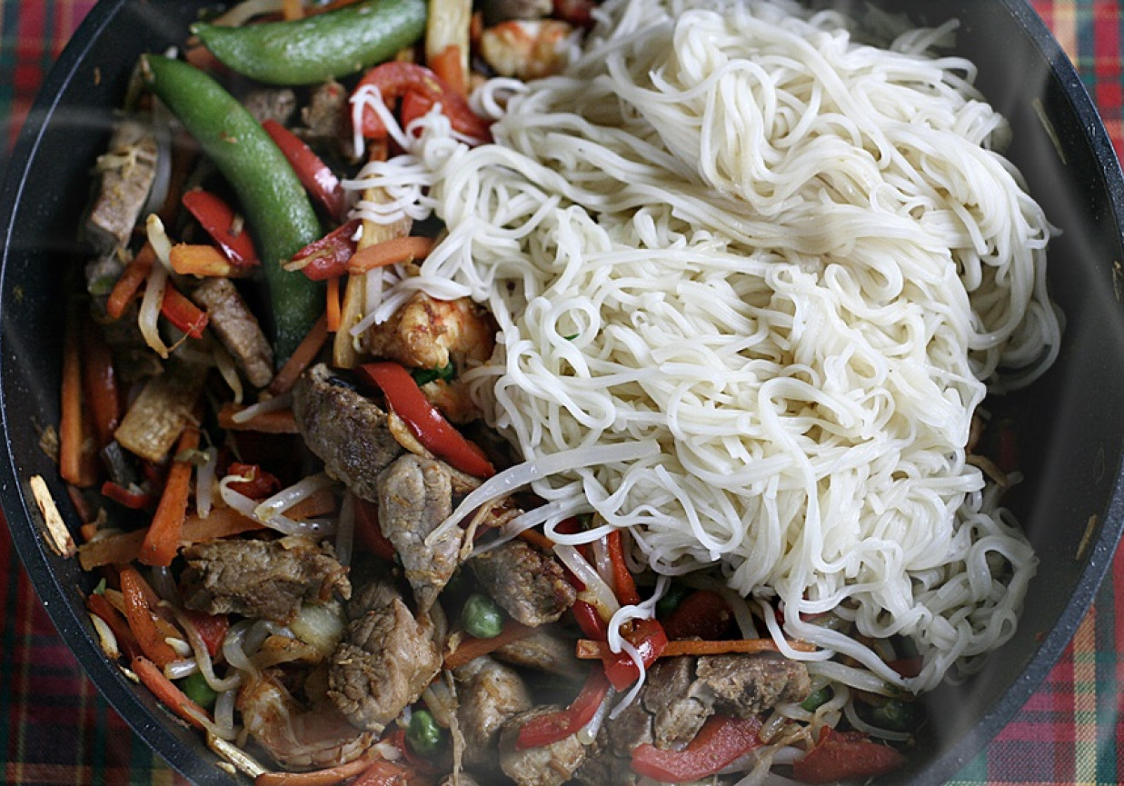 Chow Mein z wieprzowiną i krewetkami foto