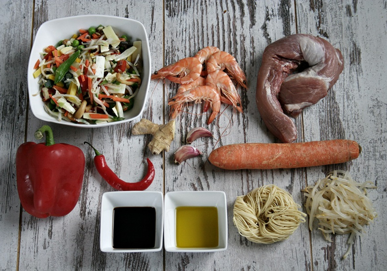 Chow Mein z wieprzowiną i krewetkami foto