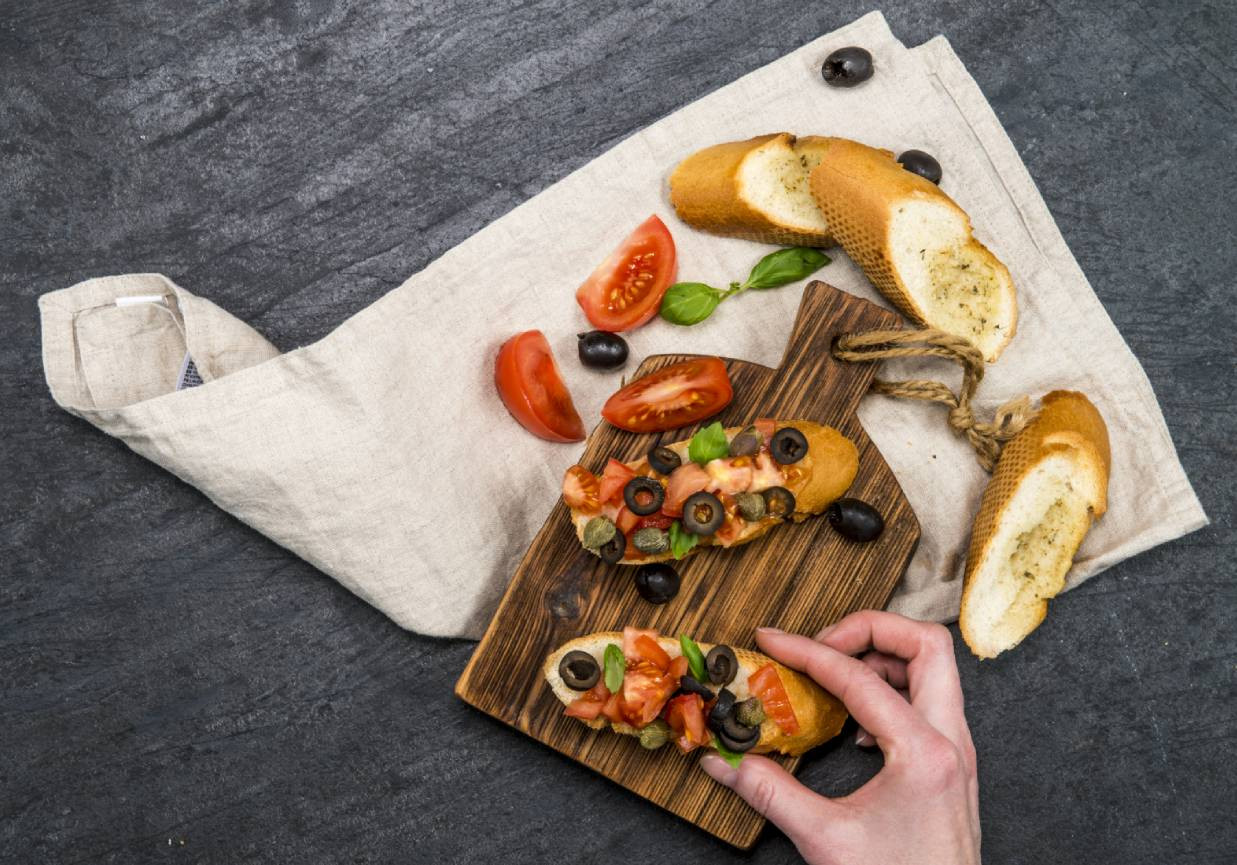 Chrupiąca bruschetta z czarnymi oliwkami foto