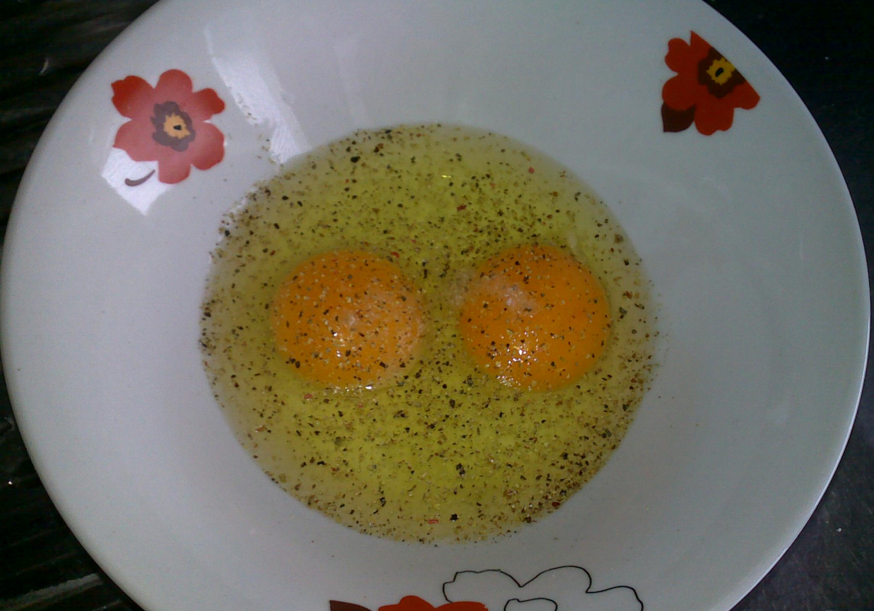 Chrupiąca jajecznica na suchej krakowskiej z pomidorem foto