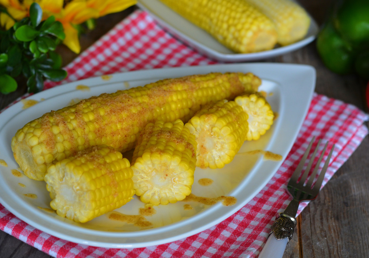 Chrupiąca kolba kukurydzy okraszoną bułką tartą foto