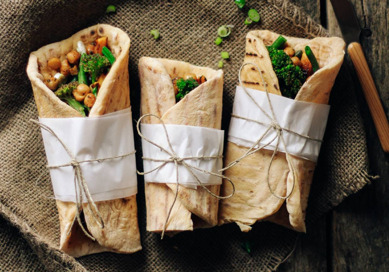 Chrupiąca pita z cieciorką i warzywami foto