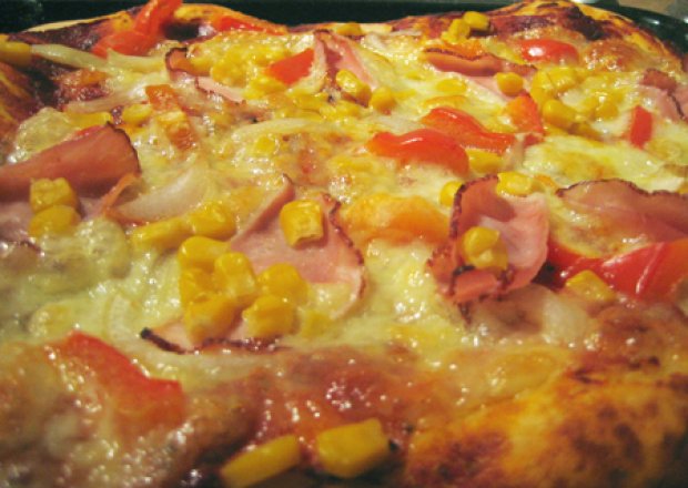 Fotografia przedstawiająca chrupiąca pizza z kukurydzą i curry