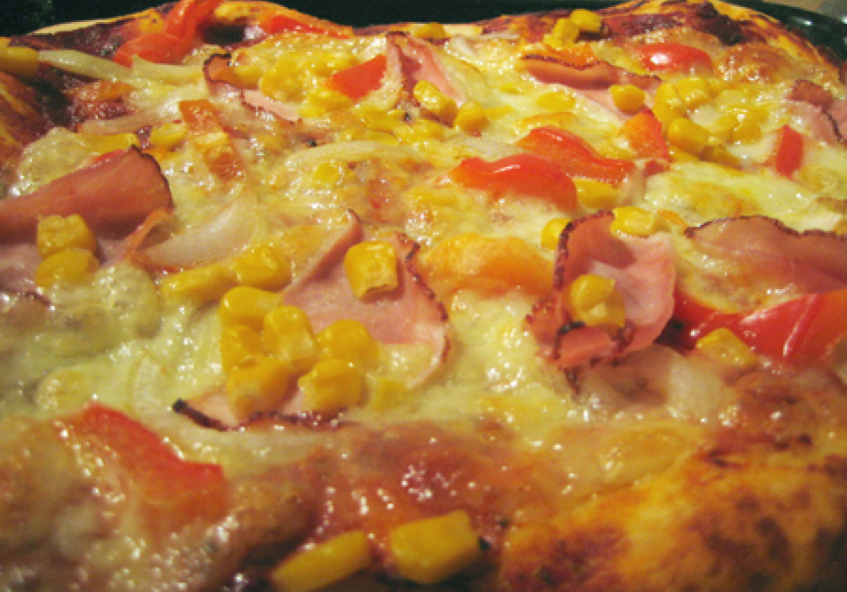 chrupiąca pizza z kukurydzą i curry foto