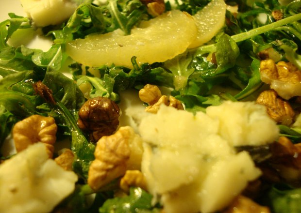 Fotografia przedstawiająca Chrupiąca sałatka z rukoli z gruszkami, serem gorgonzola i włoskimi orzechami polana miodowym dr...