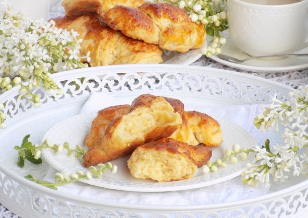 Fotografia przedstawiająca Chrupiące, maślane i rumiane croissanty