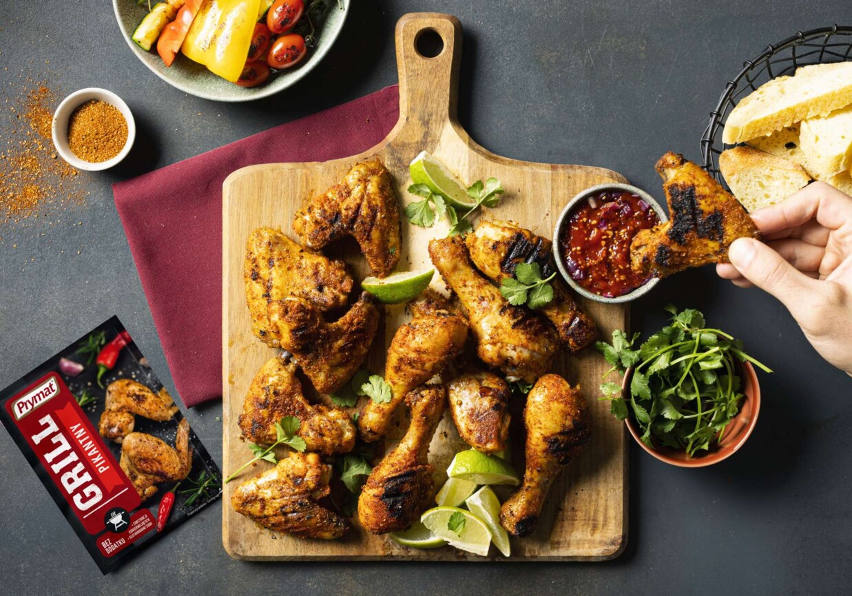 Grillowane pałki i skrzydełka z kurczaka foto