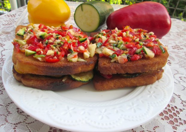 Fotografia przedstawiająca Chrupiące tosty z warzywami