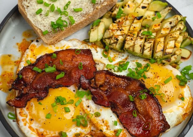 Fotografia przedstawiająca Chrupiący boczek z jajkami i awokado z air fryera