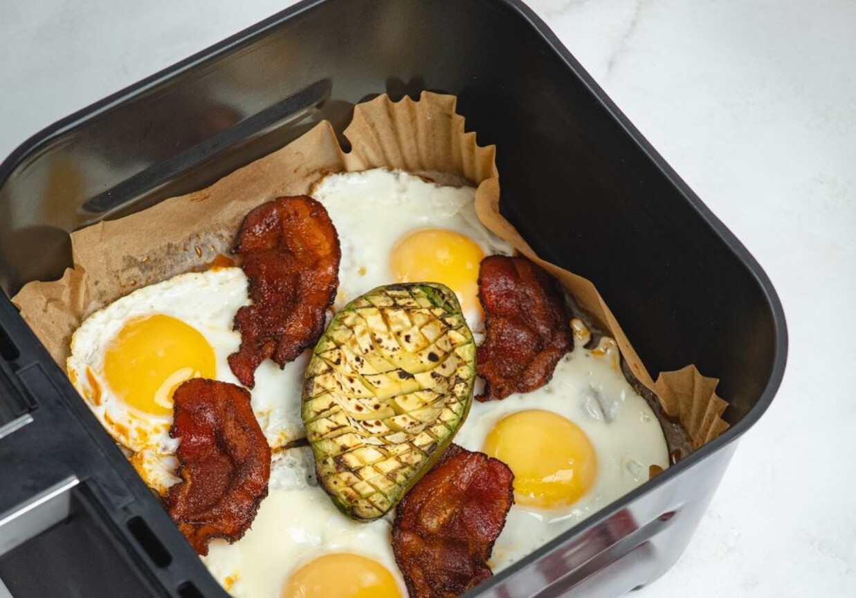 Chrupiący boczek z jajkami i awokado z air fryera foto