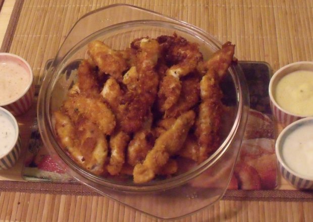Fotografia przedstawiająca Chrupiący kurczak z czterema sosami