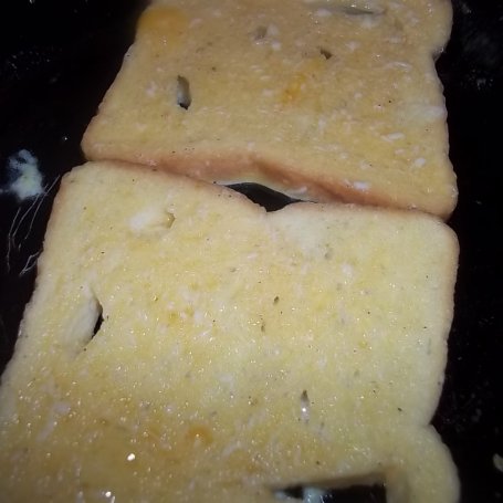 Krok 4 - Chrzanowe tosty z mozzarellą foto