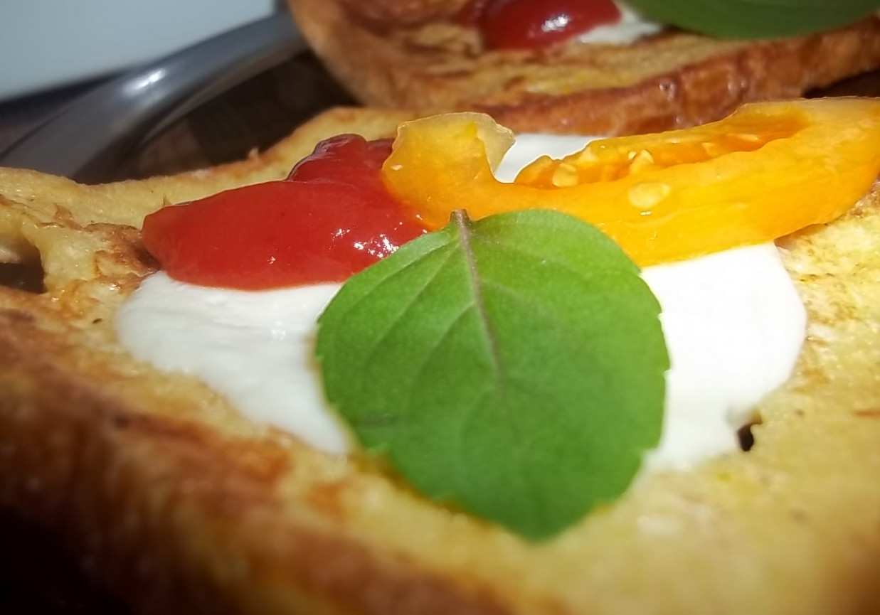Chrzanowe tosty z mozzarellą foto