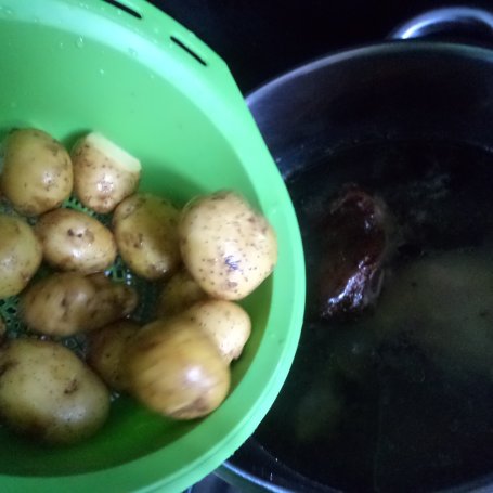 Krok 2 - Chrzanowy żurek  podamy z młodymi ziemniakami i jajkiem :) foto