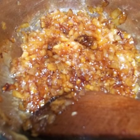 Krok 4 - Chutney śliwkowy z karmelizowaną w miodzie cebulą foto