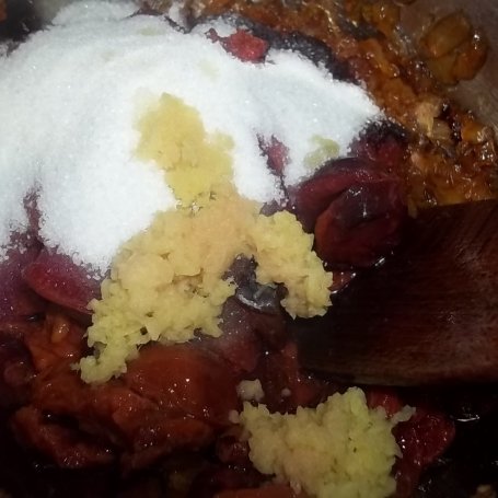 Krok 5 - Chutney śliwkowy z karmelizowaną w miodzie cebulą foto