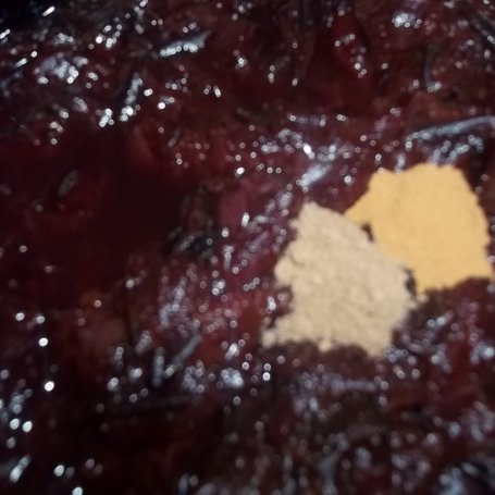 Krok 7 - Chutney śliwkowy z karmelizowaną w miodzie cebulą foto
