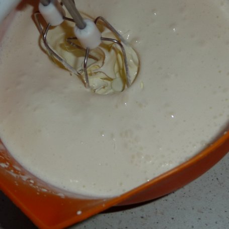 Krok 7 - Ciaasto biszkoptowe z musem brzoskwiniowym, kremem z mascarpone i ptasim mleczkiem foto