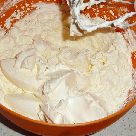 Krok 8 - Ciaasto biszkoptowe z musem brzoskwiniowym, kremem z mascarpone i ptasim mleczkiem foto
