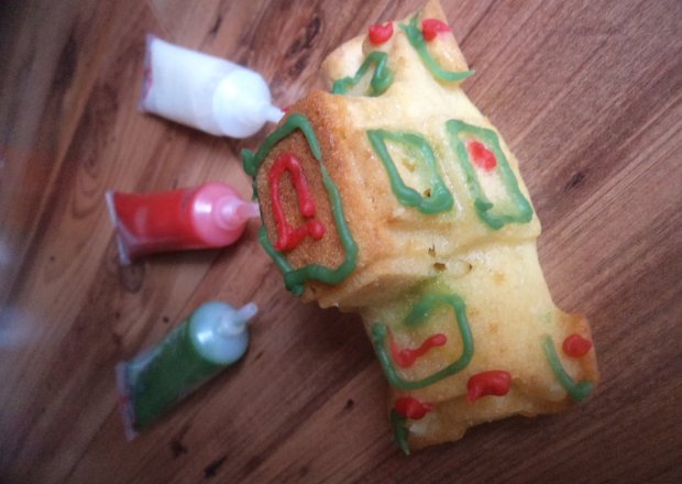 Fotografia przedstawiająca Ciasteczka autka- dekorowane przez dzieci pisakami cukrowymi :)