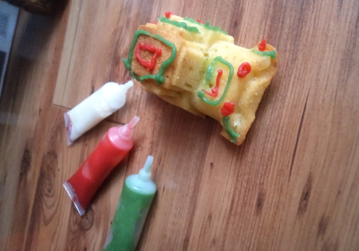 Ciasteczka autka- dekorowane przez dzieci pisakami cukrowymi :) foto