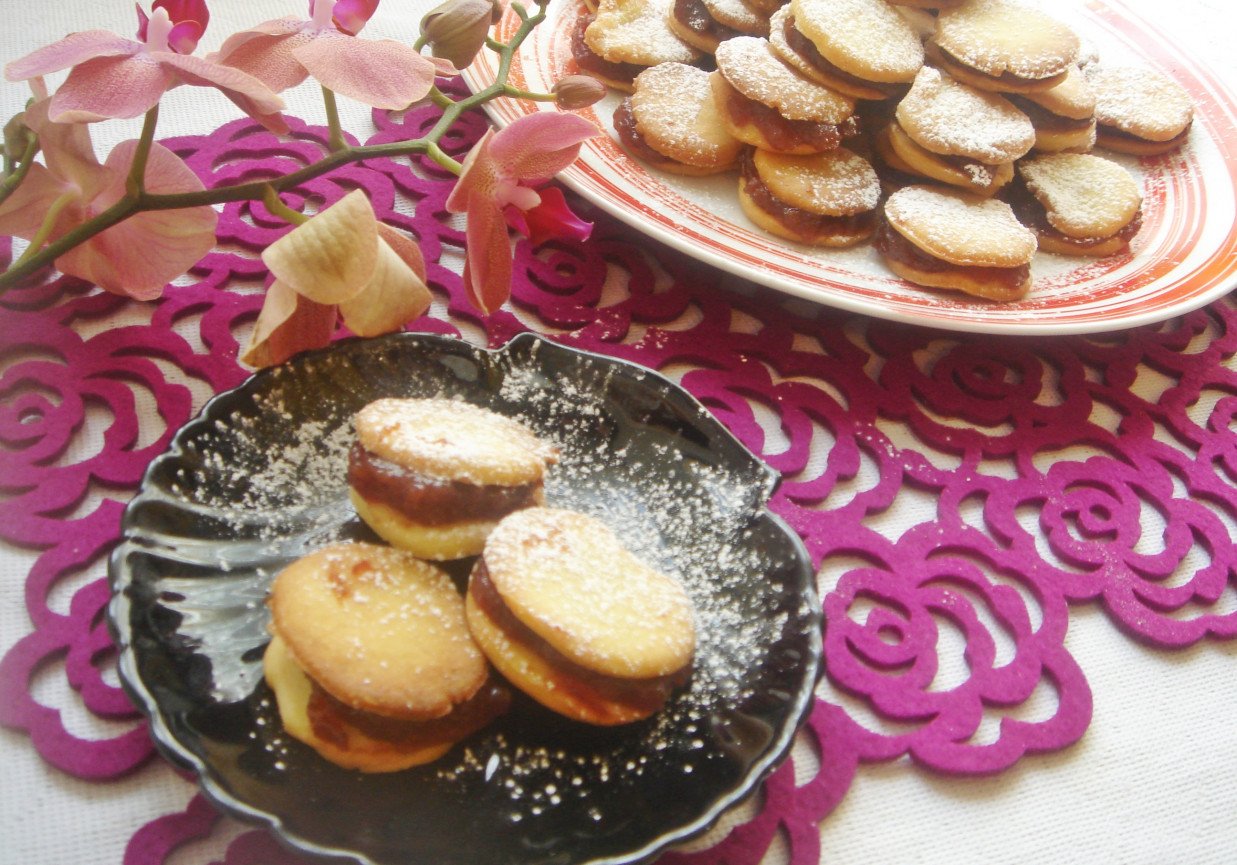 Ciasteczka babuni - maślane, przekładane różaną marmoladą foto
